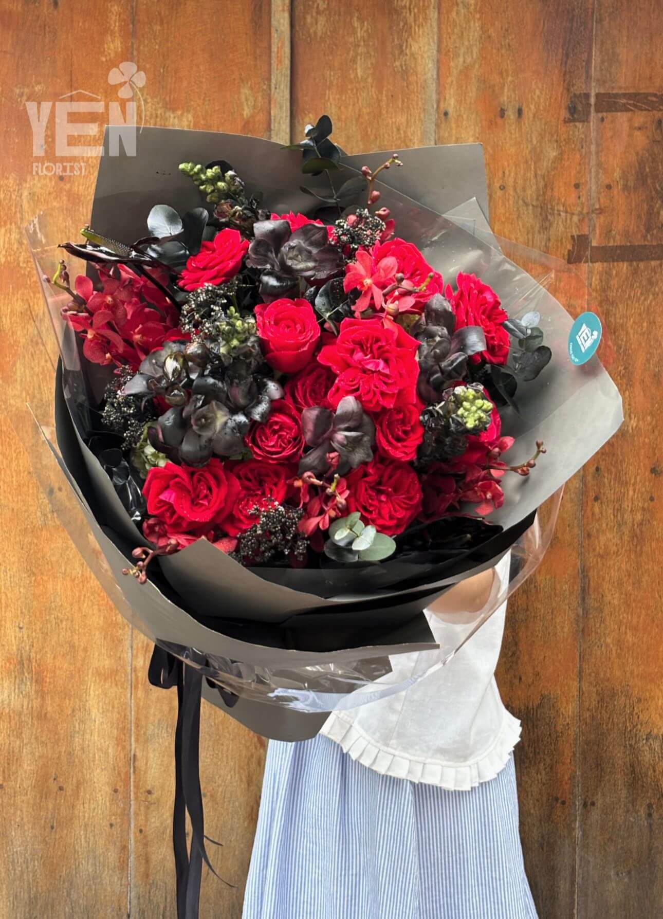 Valentine 06 - Bó hoa mix tone đỏ đen